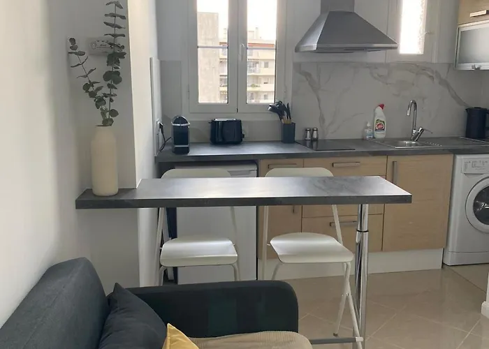 Beachside Art Deco - Direct Tram To Airport Apartment *