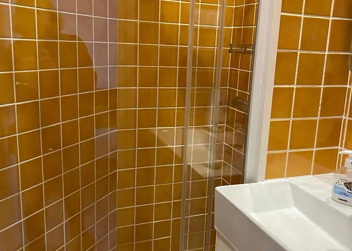 Beachside Art Deco - Direct Tram To Airport Apartment